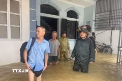 Nước dâng cao khiến các hộ dân tại thôn Khôn Duy, xã Trần Phú phải di dời đến nơi an toàn. (Ảnh: Hùng Mạnh/TTXVN)