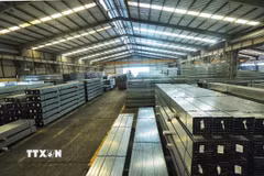 Sản phẩm ống thép mạ kẽm. (Ảnh: Tuấn Anh/TTXVN)