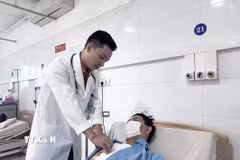 Bác sỹ bệnh viện Đà Nẵng thăm khám cho bệnh nhân trong thời gian phục hồi sau phẫu thuật. (Ảnh: TTXVN phát)