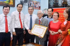 Trao Huy hiệu 80 năm tuổi Đảng cho cán bộ lão thành 103 tuổi