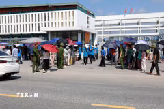 Các thí sinh ra về sau khi hoàn thành bài thi. (Ảnh: Quang Cường/TTXVN)