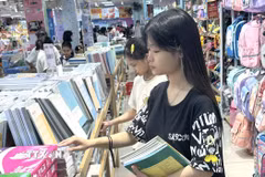 Học sinh chọn mua sách, văn phòng phẩm phục vụ năm học mới. (Ảnh: Quốc Lũy/TTXVN)