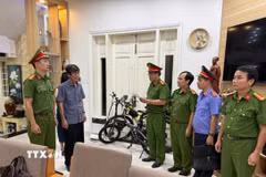 Cơ quan Cảnh sát điều tra, Công an thành phố Huế đọc Lệnh bắt bị can để tạm giam đối với Hà Xuân Hậu, Giám đốc Ban quản lý dự án Đầu tư xây dựng và Phát triển đô thị thành phố Huế. (Ảnh: TTXVN phát)
