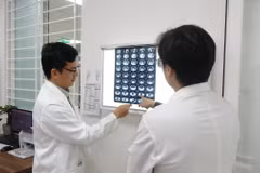 Bác sỹ thăm khám bệnh nhân sau khi được phẫu thuật loại bỏ khối u mỡ. (Ảnh: TTXVN phát)