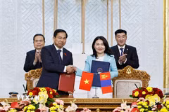 Chủ tịch Quốc hội Trần Thanh Mẫn và Chủ tịch Quốc hội Mông Cổ Sandag Byambatsogt chứng kiến hai Tổng Thư ký Quốc hội ký và trao “Bản ghi nhớ hợp tác giữa Văn phòng Quốc hội Việt Nam và Văn phòng Quốc hội Mông Cổ”. (Ảnh: Doãn Tấn/TTXVN)