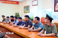 Các đối tượng được triệu tập đến làm việc tại cơ quan công an. (Ảnh: Công Tường/TTXVN)