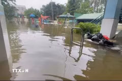 Trường Mầm non Xuân Mai (xã Xuân Mai, Hà Nội) vẫn còn ngập sâu. (Ảnh: TTXVN phát)