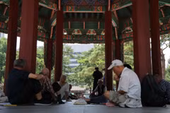 Người cao tuổi nghỉ ngơi tại công viên Tapgol, quận Jongno, Seoul, ngày 3/8. (Nguồn: Yonhap)