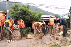 Lực lượng Công an tỉnh Lai Châu hỗ trợ người dân khắc phục. (Ảnh: Quý Trung/TTXVN)