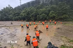 Cán bộ, chiến sỹ vũ trang Lai Châu giúp dân khắc phục mưa lũ. (Ảnh: Nguyễn Oanh/TTXVN)