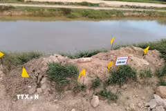 Đơn vị chức năng tổ chức cắm biển cảnh báo, phối hợp với lực lượng bảo vệ công trình khoanh vùng, bảo vệ hiện trường, không để người dân và phương tiện tiếp cận khu vực nguy hiểm. (Ảnh: TTXVN phát)