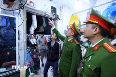 Kiểm tra công tác phòng cháy chữa cháy và cứu nạn cứu hộ tại một hộ kinh doanh. (Ảnh: Phạm Kiên/TTXVN)