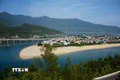 Vẻ yên bình của làng chài nhỏ khiến Lăng Cô trở thành nơi lý tưởng để tận hưởng vẻ đẹp nguyên sơ, thanh bình của thiên nhiên. (Ảnh: Văn Dũng/TTXVN)