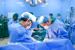 Các bác sỹ Bệnh viện Nhi đồng 2 Thành phố Hồ Chí Minh ghép thận cho bệnh nhi. (Ảnh: TTXVN phát)