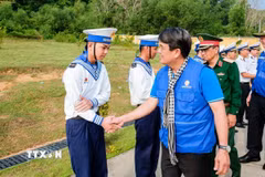 Ông Bùi Thanh Nhân, Phó Chủ tịch Ủy ban MTTQ Việt Nam Thành phố Hồ Chí Minh, động viên các chiến sỹ làm nhiệm vụ tại Đặc khu Phú Quốc, tỉnh An Giang. (Ảnh: Xuân Anh/TTXVN)