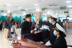 Thực hiện giám sát y tế đối với người dân, khách du lịch. (Ảnh: Hương Thu/TTXVN)