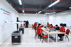 Sinh viên Đại học Bách khoa Hà Nội trong phòng thí nghiệm Kỹ thuật Hàng không và Vũ trụ - môi trường đào tạo nhân lực công nghệ cao cho các ngành chiến lược.
