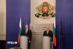 Thủ tướng Bulgaria Rosen Zhelyazkov (trái) sau lễ tuyên thệ nhậm chức của Chính phủ mới, tại Sofia ngày 16/1/2025. (Ảnh: THX/TTXVN)