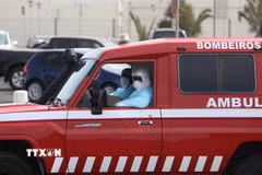 Xe cứu thương sơ tán hành khách trên tàu du lịch MV Hondius bùng phát bệnh do virus Hanta ở Praia, Cabo Verde, ngày 6/5/2026. (Ảnh: THX/TTXVN)