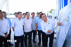 Thủ tướng Lê Minh Hưng kiểm tra thực địa Dự án xây dựng hạ tầng và cải tạo môi trường kênh Tham Lương - Bến Cát - Rạch Nước Lên, tại phường An Nhơn. (Ảnh: Dương Giang/TTXVN)