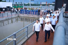 Thủ tướng Lê Minh Hưng kiểm tra Dự án chống ngập do triều cường tại phường Xóm Chiếu, Thành phố Hồ Chí Minh. (Ảnh: Dương Giang/TTXVN)