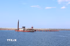 Công trường cảng Liên Chiểu giai đoạn 1 đang được gấp rút hoàn thiện để hình thành cửa ngõ hàng hải mới của Đà Nẵng. (Ảnh: Xuân Quý/TTXVN)