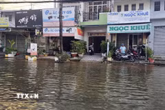 Triều cường tại Cà Mau khiến nhiều tuyến phố trong nội đô của tỉnh bị ngập, gây khó khăn cho người dân. (Ảnh: Trung Hiếu/TTXVN)