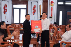 Lãnh đạo thành phố trao quà đến đại diện Tòa Giám mục Cần Thơ. (Ảnh: Hồng Thái/TTXVN)