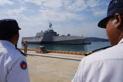 Các binh sỹ hải quân Campuchia chào đón tàu chiến USS Cincinnati của Mỹ khi cập bến tại cầu cảng căn cứ hải quân Ream ở Sihanoukville, Campuchia, ngày 24/1. (Ảnh AP)
