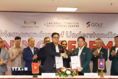Hiệp hội Golf Việt Nam (VGA) và Liên đoàn Golf quốc gia Lào (LNGF) ký kết Biên bản ghi nhớ hợp tác. (Ảnh: Xuân Tú/TTXVN)