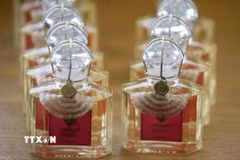 Nước hoa được sản xuất tại nhà máy Guerlain ở Orphin, phía Nam Paris, Pháp. (Ảnh: AFP/TTXVN)