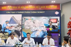 Tiến sỹ-bác sỹ Nguyễn Phú Hữu, Bệnh viện Bình Dân Thành phố Hồ Chí Minh, chia sẻ về thành tựu phẫu thuật robot. (Ảnh: Đinh Hằng/TTXVN)