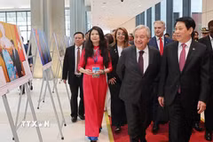 Chủ tịch nước Lương Cường và Tổng Thư ký Liên hợp quốc António Guterres cùng các Trưởng đoàn xem trưng bày ảnh do Thông tấn xã Việt Nam thực hiện. (Ảnh: Lâm Khánh/TTXVN)
