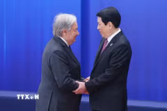 Chủ tịch nước Lương Cường đón Tổng Thư ký Liên hợp quốc António Guterres dự Lễ mở ký Công ước Hà Nội. (Ảnh: Phạm Kiên/TTXVN)