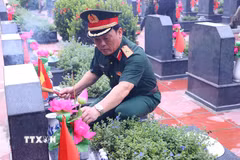 Đến nay, “Chiến dịch 500 ngày đêm đẩy mạnh thực hiện tìm kiếm, quy tập và xác định danh tính hài cốt liệt sỹ” của Hà Nội đã hoàn thành công tác lấy mẫu hài cốt liệt sỹ tại 230 nghĩa trang liệt sỹ. (Ảnh: Văn Điệp/TTXVN)
