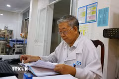 Dù đã nghỉ hưu hơn 10 năm, nhưng bác sỹ Phạm Quang Huy luôn nỗ lực tìm tòi, học hỏi thêm nhiều kỹ thuật mới trong y khoa. (Ảnh: Lê Xuân/TTXVN)