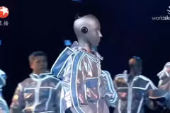 Robot hình người biểu diễn cùng các vũ công trên sân khấu WorldSkills 2026