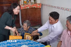 Phó Chủ tịch nước Võ Thị Ánh Xuân đến thăm, tặng quà Mẹ Việt Nam Anh hùng Huỳnh Thị Chinh (ở phường Mỹ Ngãi, tỉnh Đồng Tháp). (Ảnh: Nhựt An/TTXVN)