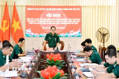 Đại tá Huỳnh Thanh Hùng, Bí thư Đảng ủy, Chính ủy Bộ đội Biên phòng thành phố Cần Thơ phát biểu tại hội nghị. (Ảnh: Trung Kiên/TTXVN)
