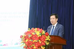 Lãnh đạo Sở Nội vụ Hà Nam công bố Nghị quyết của Ủy ban Thường vụ Quốc hội về việc sắp xếp đơn vị hành chính cấp huyện, xã thuộc tỉnh Hà Nam giai đoạn 2023-2025. (Ảnh: Thanh Tuấn/TTXVN)