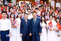 Thủ tướng Lê Minh Hưng và Thủ tướng Vương quốc Thái Lan Anutin Charnvirakul với sinh viên Việt Nam (Hà Nội, 8/6/2026). (Ảnh: Dương Giang/TTXVN)