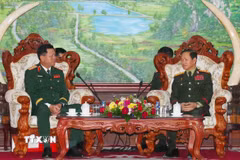 Thượng tướng Khamliang Outhakaysone (phải), Bộ trưởng Bộ Quốc phòng Lào, tiếp Thượng tướng Nguyễn Trường Thắng, Thứ trưởng Bộ Quốc phòng Việt Nam đến chào xã giao. (Ảnh: Xuân Tú/TTXVN)