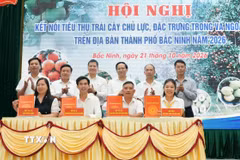 Các đơn vị sản xuất ký kết biên bản thỏa thuận hợp tác tiêu thụ nông sản chủ lực, đặc trưng với các doanh nghiệp logistics, chuyển phát nhanh. (Ảnh: Đồng Thúy/TTXVN)