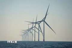 Trang trại điện gió ở ngoài khơi tỉnh Sơn Đông, Trung Quốc. (Ảnh: THX/TTXVN phát)