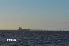 Một tàu chở dầu neo ngoài khơi bang Zulia, Venezuela. (Nguồn: THX/TTXVN)
