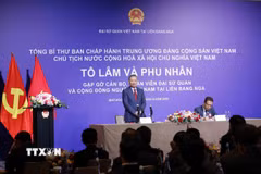 Tổng Bí thư, Chủ tịch nước Tô Lâm nói chuyện thân mật với cán bộ, nhân viên Đại sứ quán và đại diện cộng đồng người Việt Nam tại Nga. (Ảnh: Thống Nhất/TTXVN)