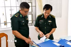 Đoàn công tác Bộ Quốc phòng kiểm tra công tác chống khai thác IUU tại Trạm kiểm soát Biên phòng Sông Đốc (Đồn Biên phòng Sông Đốc). (Ảnh: Hoàng Tá/TTXVN phát)