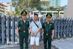 Bộ đội Biên phòng Lào Cai bắt giữ đối tượng Triệu Phó Nghị vì hành vi chuyển trái phép tiền tệ qua biên giới mà không làm thủ tục khai báo hải quan. (Ảnh: TTXVN phát)