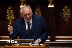 Thủ tướng Pháp Francois Bayrou phát biểu tại phiên họp Quốc hội ở Paris, ngày 8/9/2025. (Ảnh: THX/TTXVN)