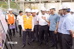 Bí thư Tỉnh ủy Quảng Trị Vương Quốc Tuấn kiểm tra thực địa các dự án tại Trung tâm Điện lực Quảng Trạch. (Ảnh: Nguyên Linh/TTXVN)